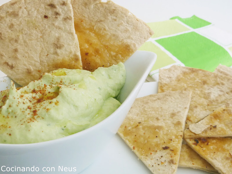 Dipp de aguacate con crema de queso y crujiente de tortilla