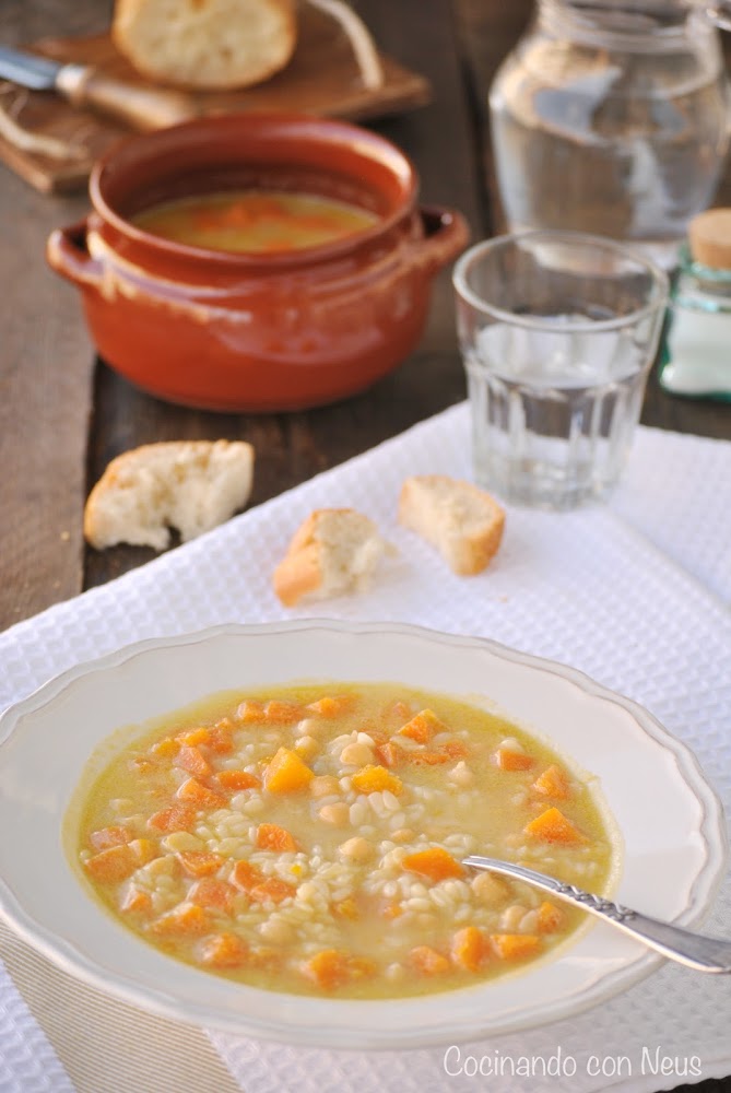 Sopa de piñones con verduras y garbanzos