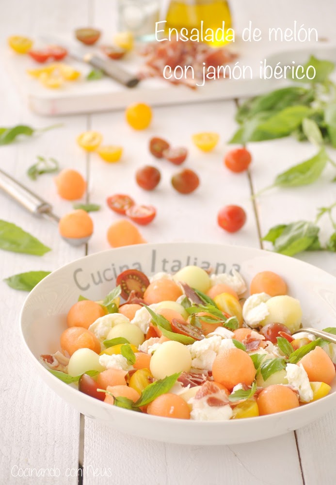 Ensalada de melón cantaloup con mozzarella y jamón ibérico