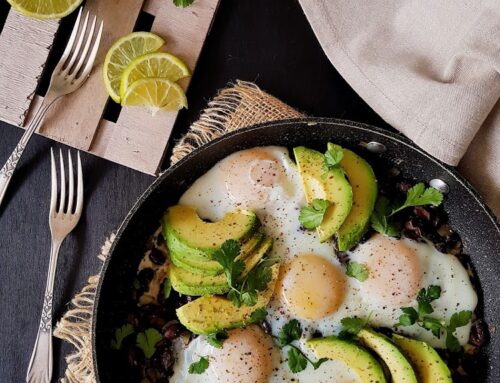 Frijoles con aguacate y huevos