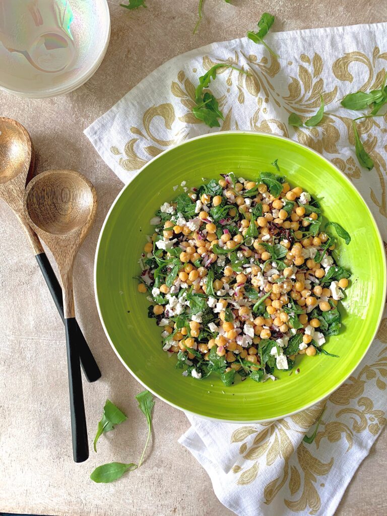 Ensalado de garbanzos con queso feta y rúcula