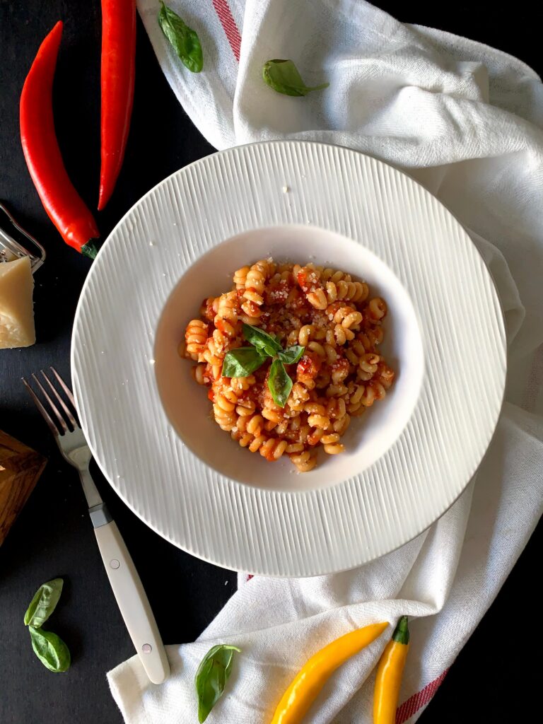 Fusilli all'arrabbiata con anchoas
