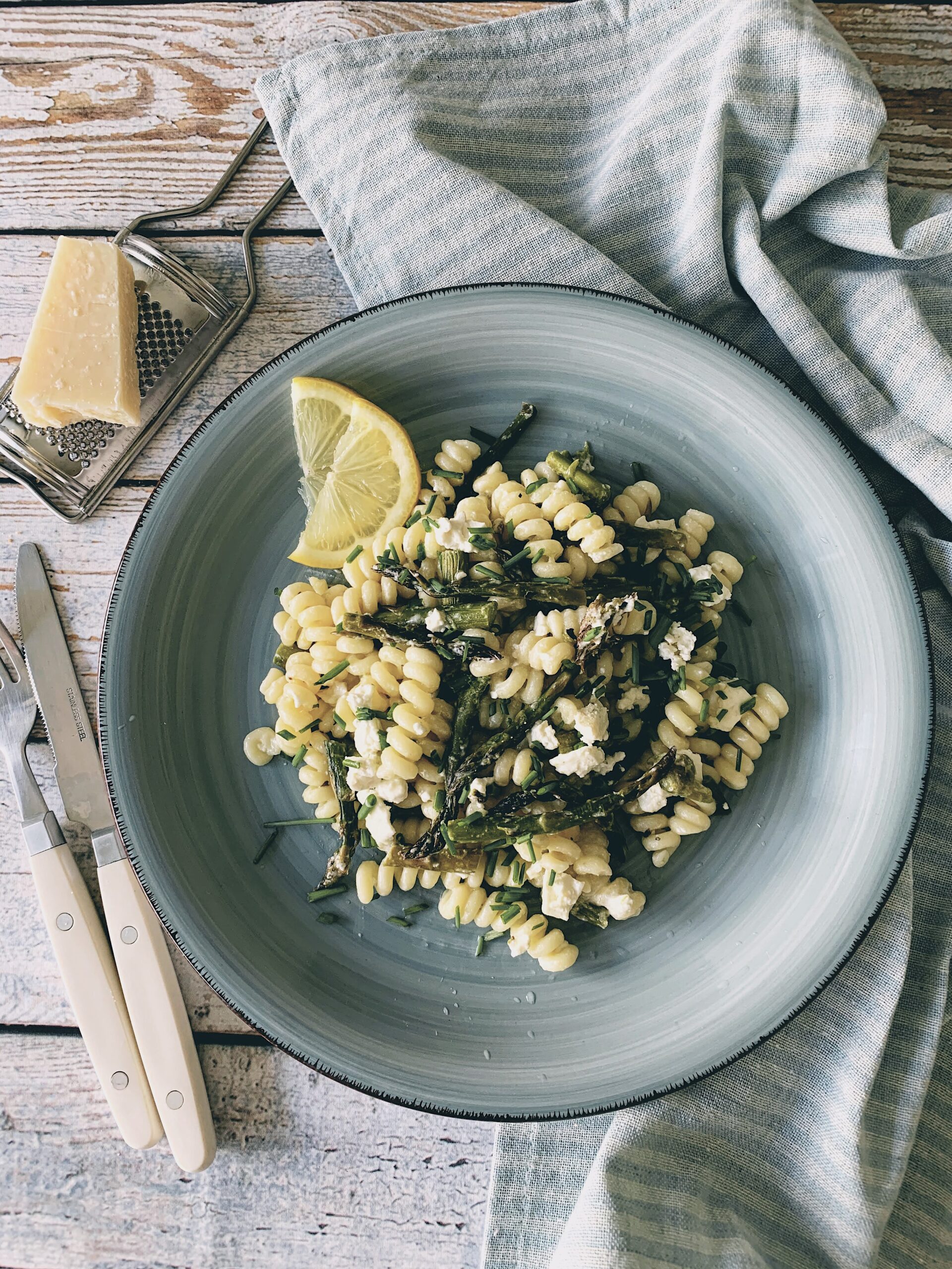 Fusilli bucati con espárragos y feta